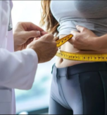 Doctor discussing personalized weight loss programs and medical weight management with a patient at Medinet Clinic.